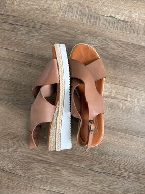 Bertuchi Leather Cross-band Wedge Side Buckle Sandals Size 8